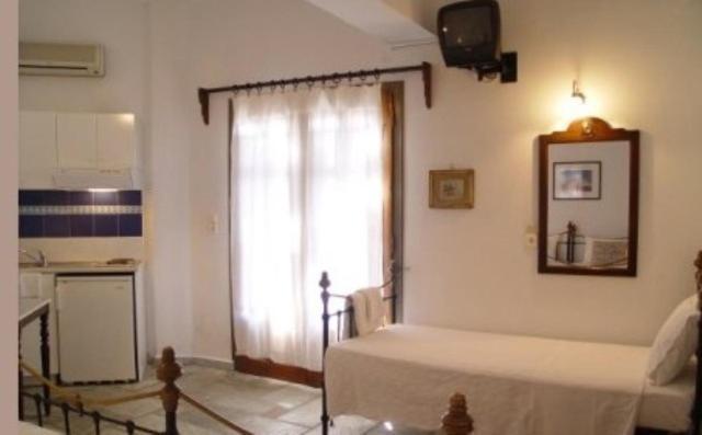 Pleoussa Studio And Apartments Skopelos Town Room photo