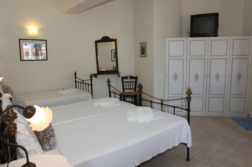 Pleoussa Studio And Apartments Skopelos Town Exterior photo